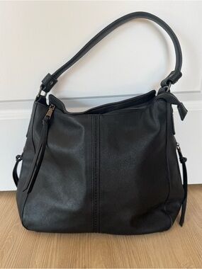 Everyday Black Leather Shoulder Bag with Zip Closure